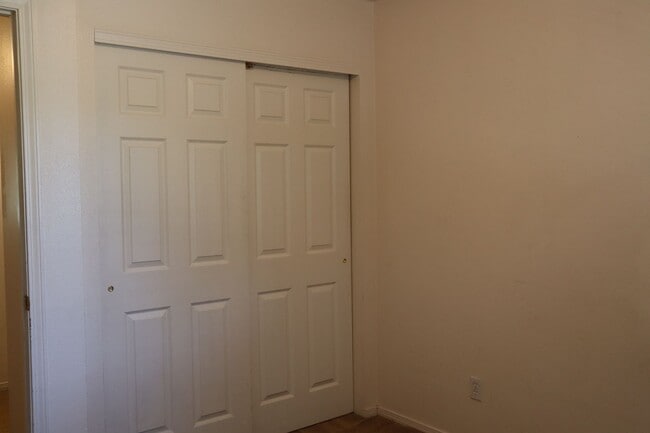Building Photo - Duplex in Hidden Gardens