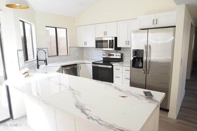Building Photo - 4024 E Hiddenview Dr