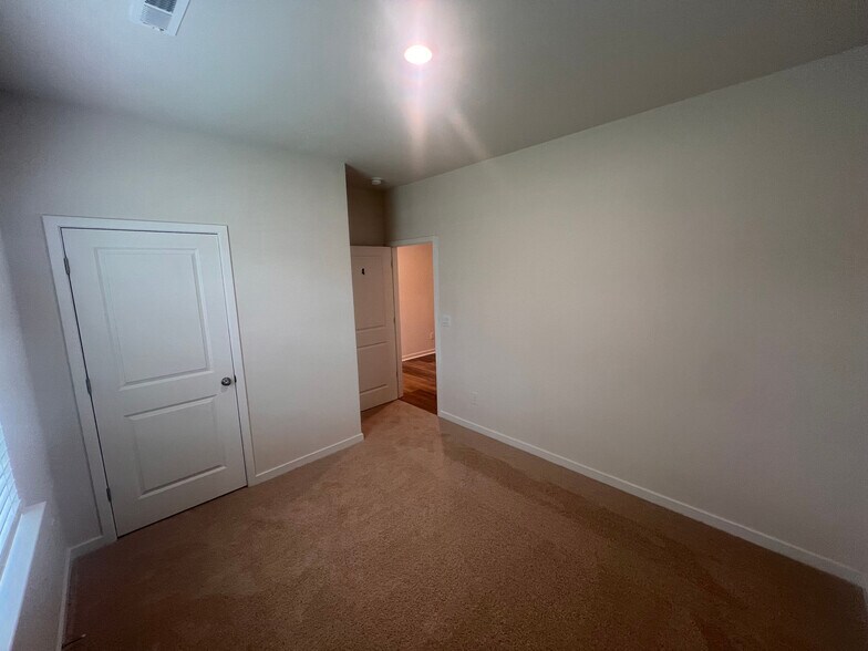 Building Photo - Room in House on Cramer Crk Dr