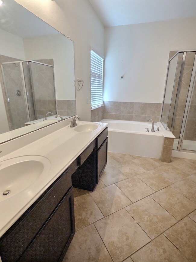 Building Photo - 118 Silverglen Ct