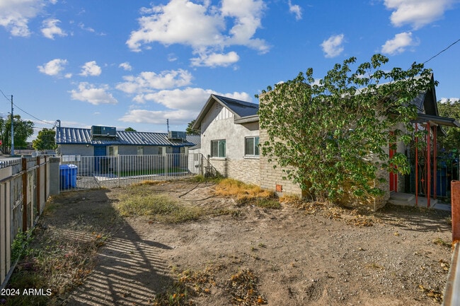 Building Photo - 1850 W Glenrosa Ave