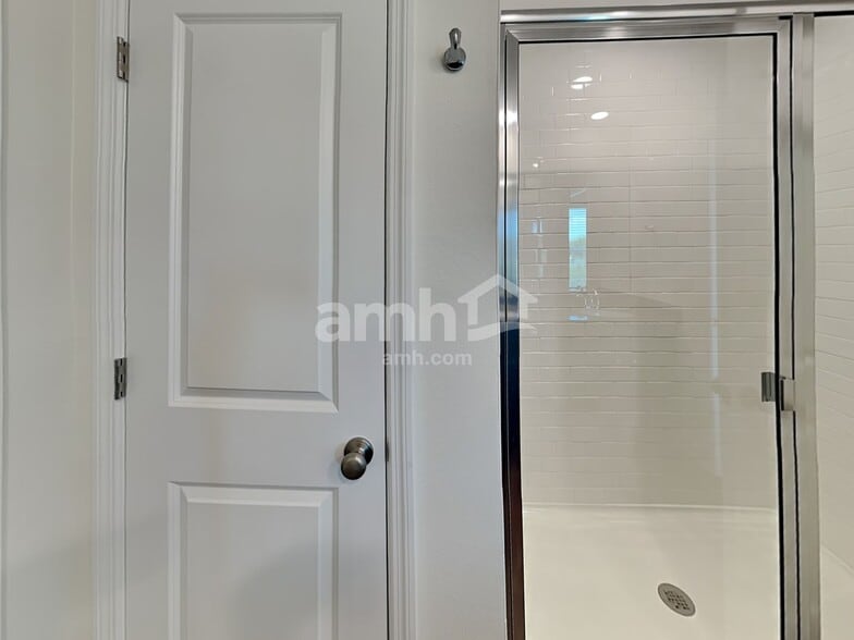 Building Photo - 14632 Cedar ml dr