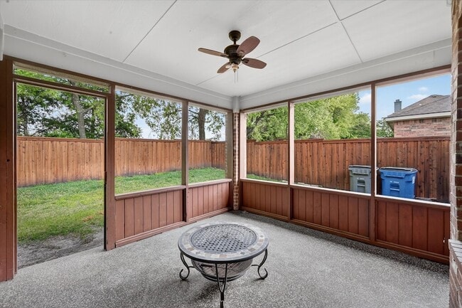 Building Photo - 3304 Glenmore Dr