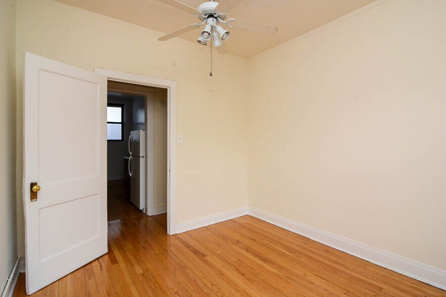 Building Photo - 822 W Waveland Ave