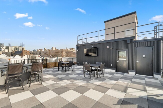 Building Photo - 80 Romaine Ave