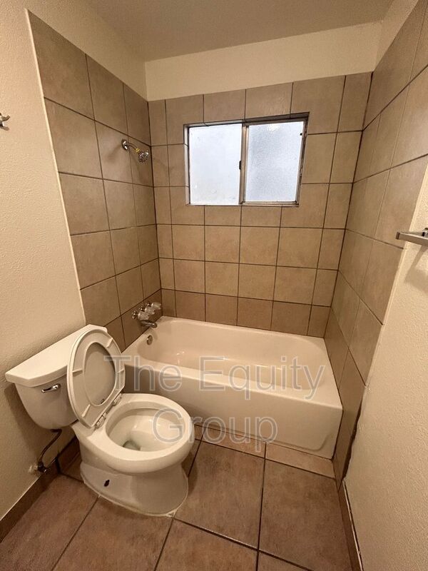 Building Photo - 331 E Elm St