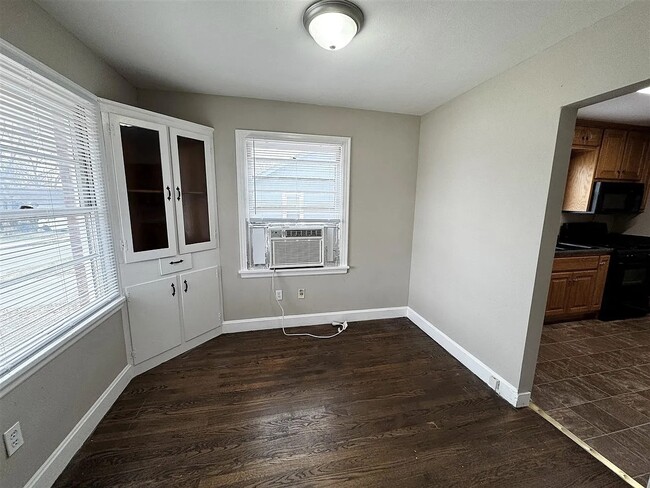 Building Photo - 1405 Kenton St