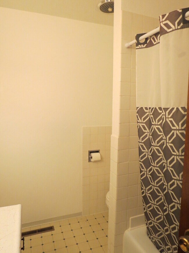 Building Photo - 3 BEDROOM | 2 BATH | SPACIOUS RAPID VALLEY...