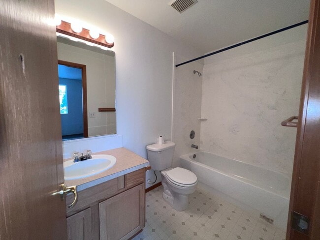 Building Photo - Spacious 2 bedroom 2.5 Bath Townhome in Auburn