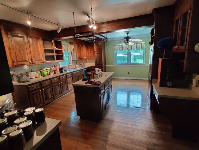 Building Photo - 4 bedroom home with large detached garage