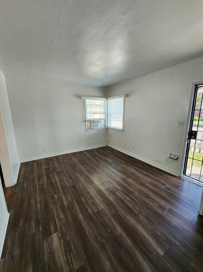 Building Photo - Pershing Duplex