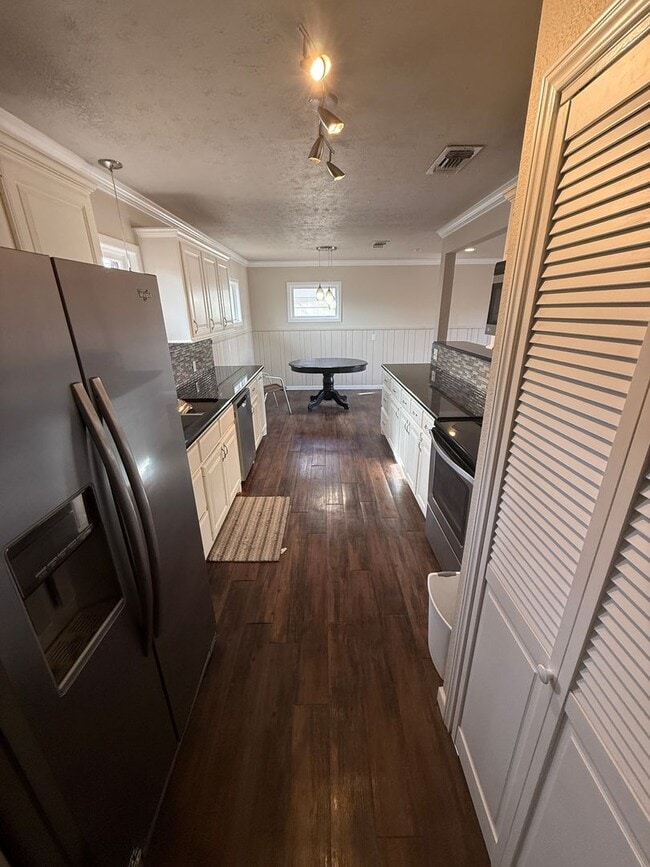 Building Photo - Available now! 4 bedroom 2 bath