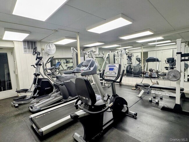 Building Photo - 128 Colonial Pkwy