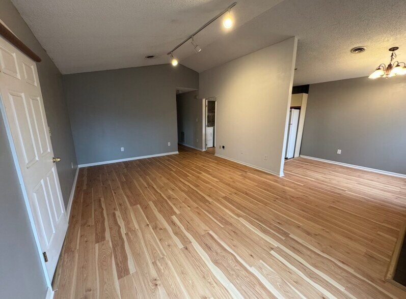 Building Photo - 1307 Greenwich Dr