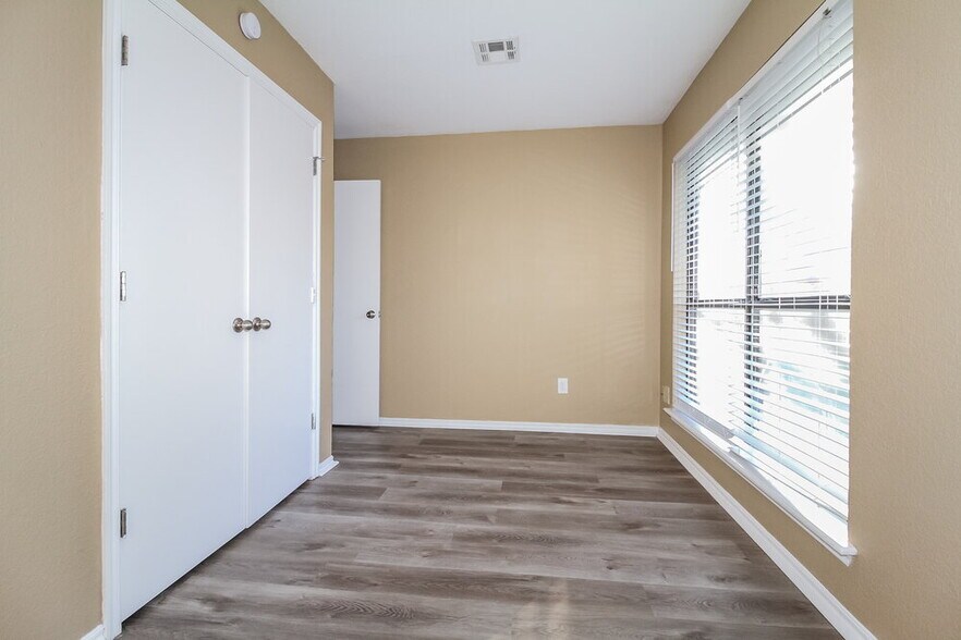 Building Photo - 3713 Shannon Dr