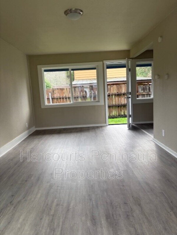 Building Photo - 2831 NE Center St