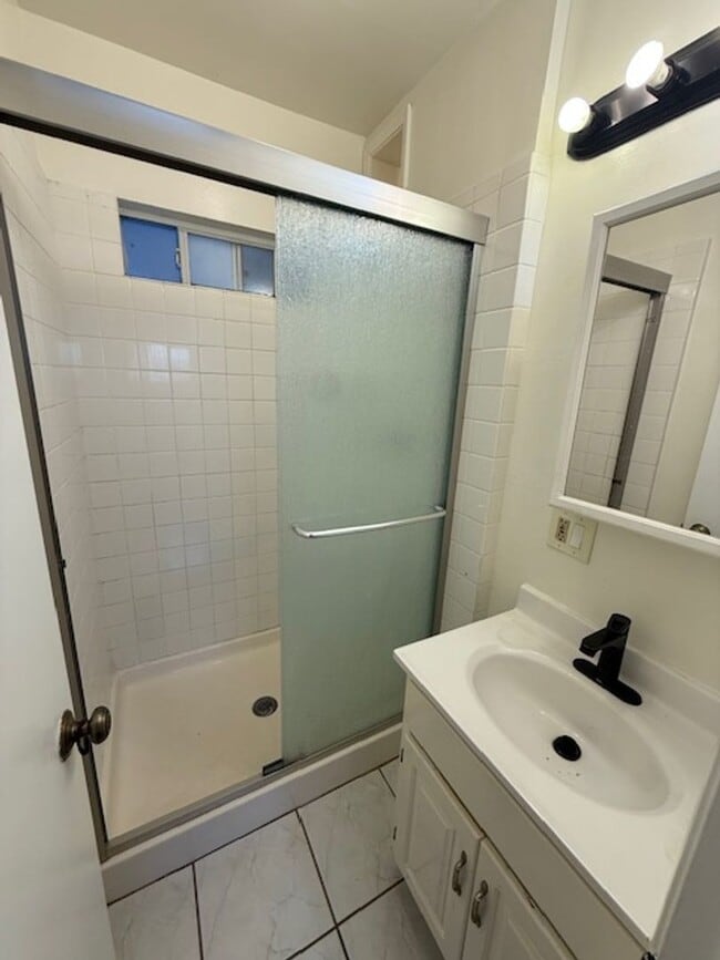 Building Photo - 3 bedroom 2 bath house in Long Beach