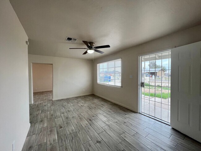 Building Photo - Bright & Comfortable Living in Prime Phoenix Location