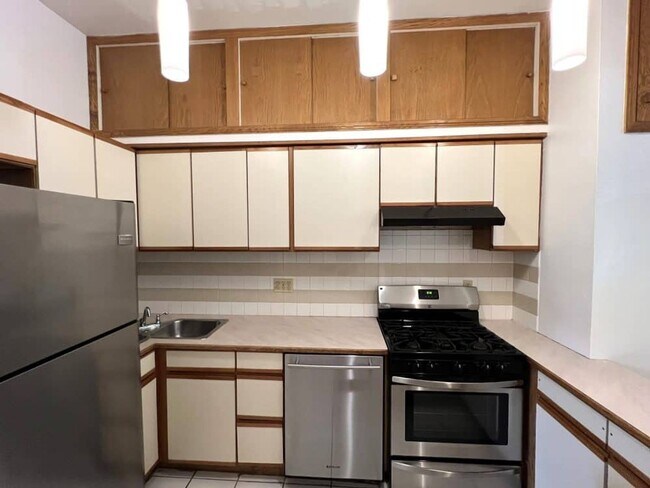 Building Photo - August 2026 Pre-Lease! One Bedroom on the Hill