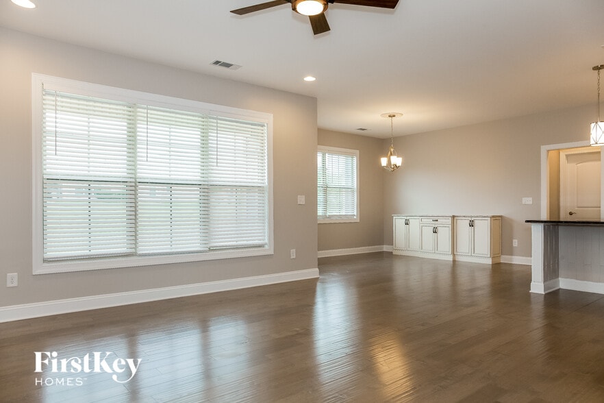 Building Photo - 740 Wood Lily Dr