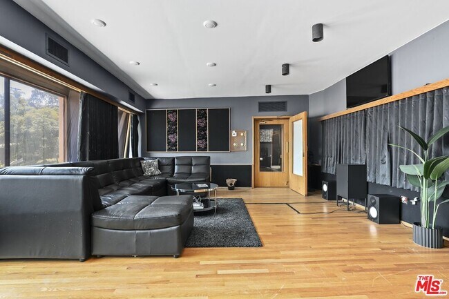 Building Photo - 5940 Manola Way