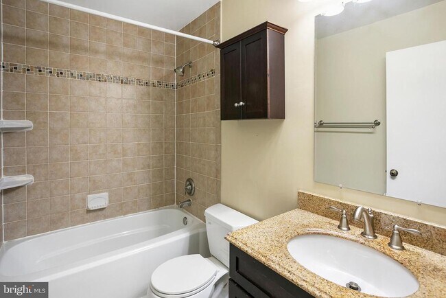 Building Photo - 3395 Lakeside View Dr