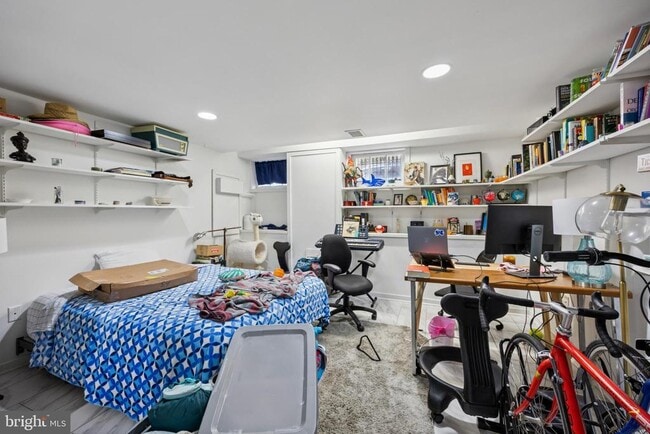 Building Photo - 1731 Bainbridge St