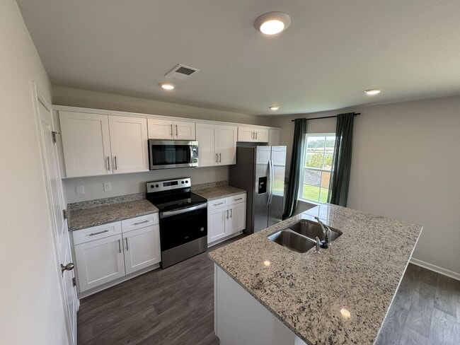 Building Photo - ***** $200 OFF FIRST MONTH RENT *****
