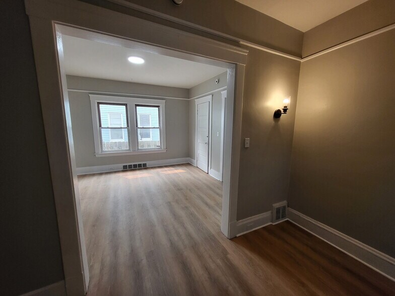 Building Photo - 1577 E 47th St