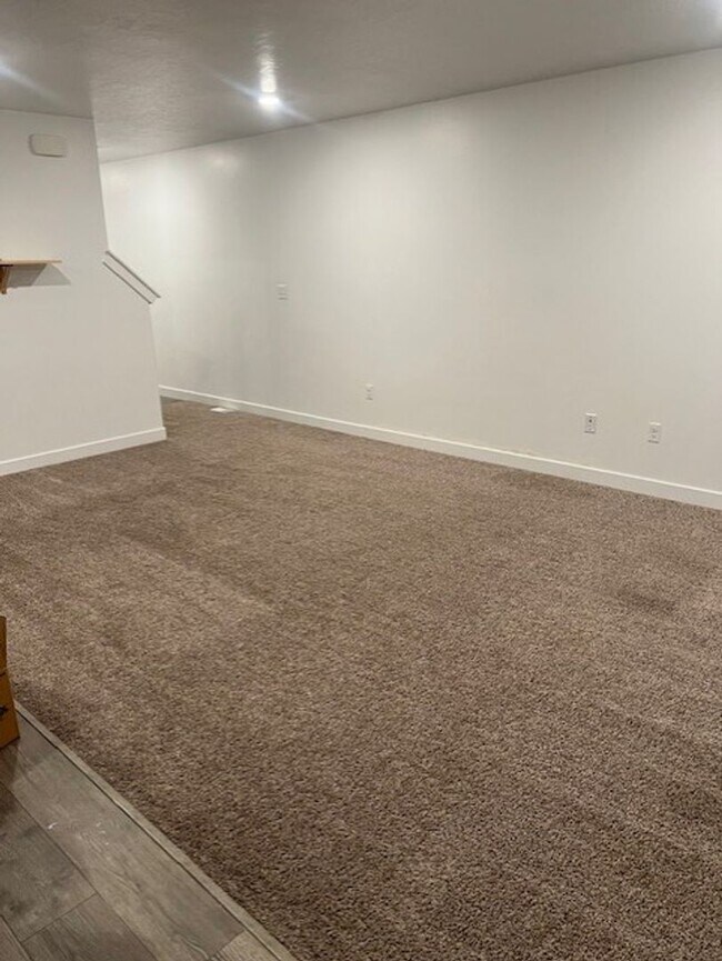 Building Photo - Beautifully Spacious Townhome in Payson, UT  Open house this Saturday 5/9/2026  12-1 pm-  $150 Am...