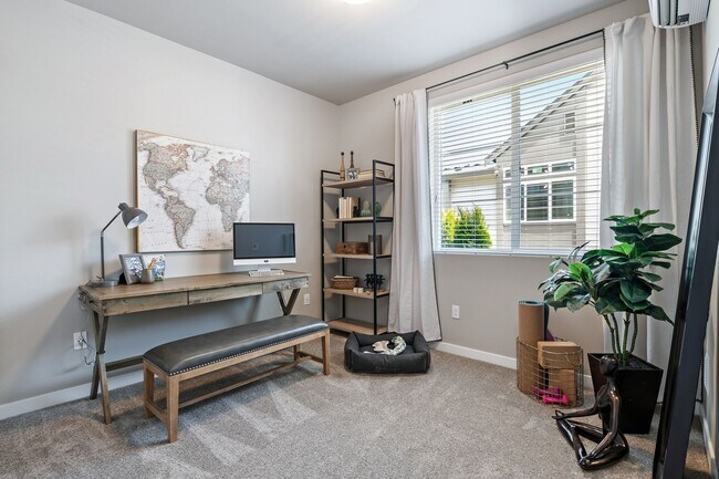 Building Photo - NEW PRICE! 4 Bedroom Townhome with Office ...