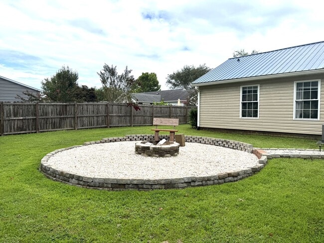 Building Photo - Minutes to Back Gate & Stone Bay!
