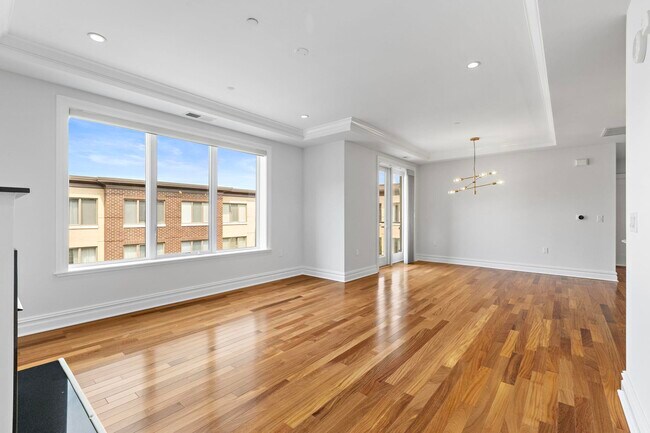 Building Photo - 250 Henley Pl