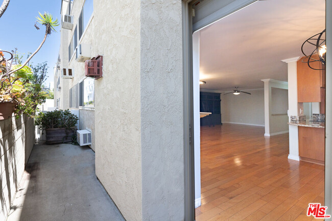 Building Photo - 530 S Barrington Ave