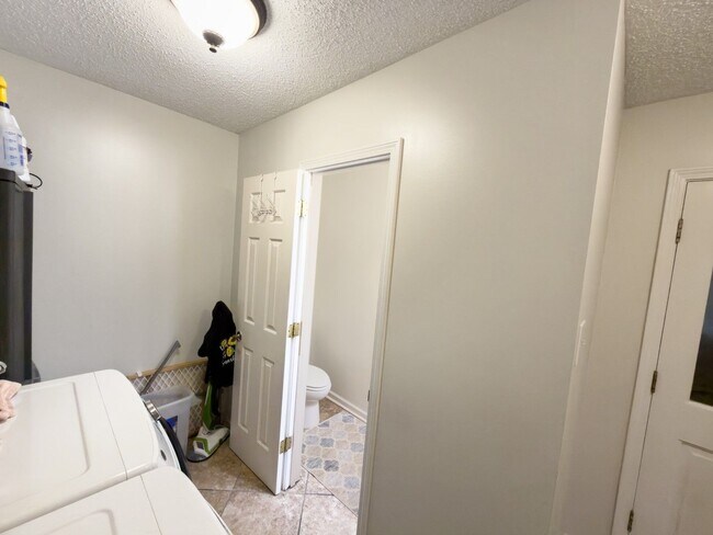 Building Photo - 743 Grovewood Dr