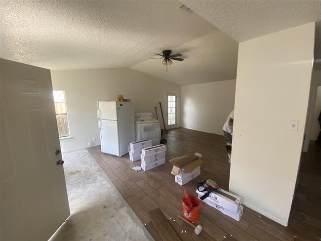 Building Photo - Large 2/2 duplex with a 2 car carport