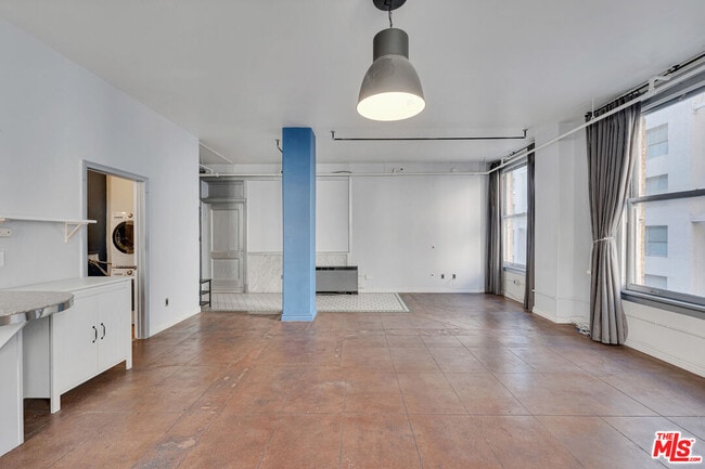 Building Photo - 215 W 7th St
