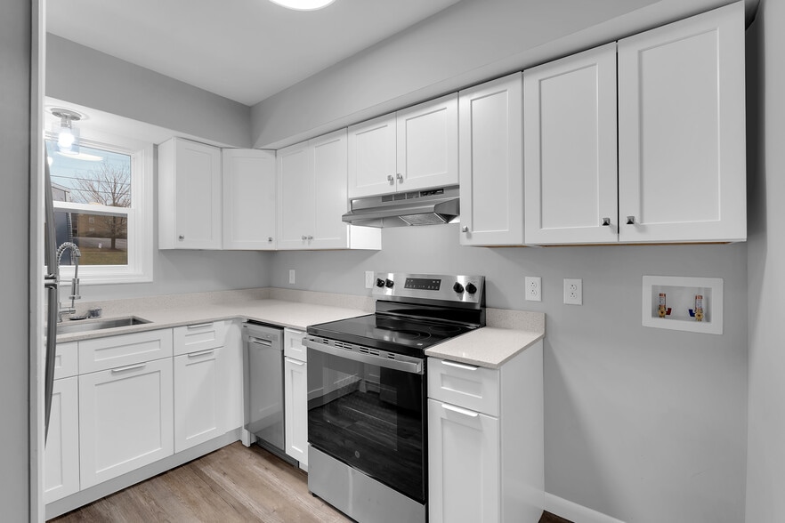 Kitchen 100 Lynn E - 100 Lynn Cir