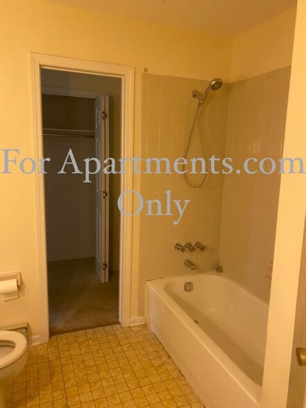 Upstair bath - 5230 Winkworth Pkwy