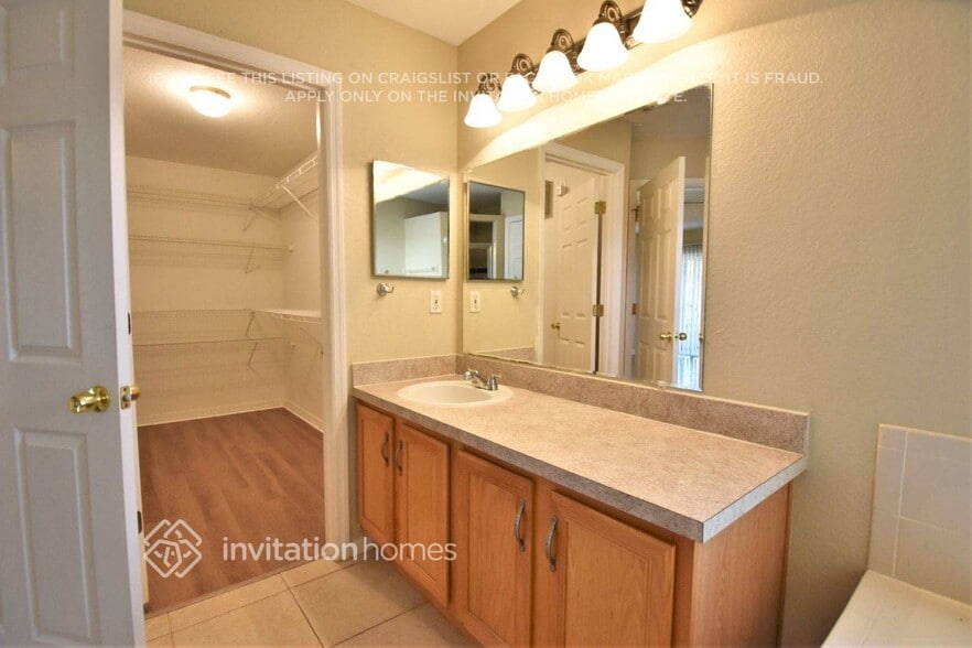 Building Photo - 1508 Sunset Village Blvd