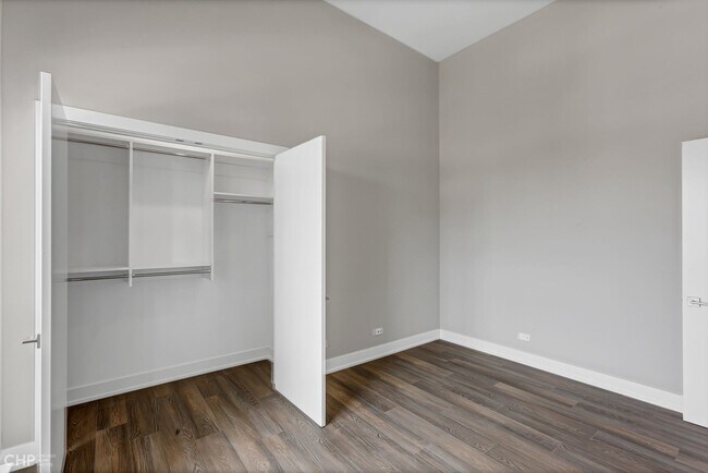 Building Photo - 2443 N Western Ave