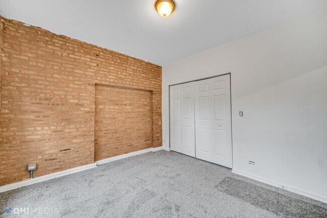 Building Photo - Great Apartment, Lots of light and Exposed...