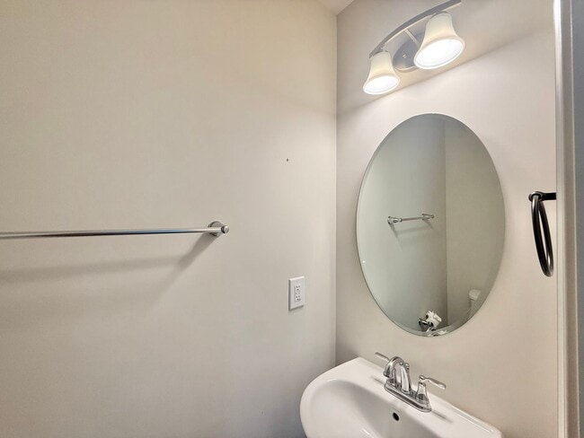 Building Photo - 1130 Romeria Dr