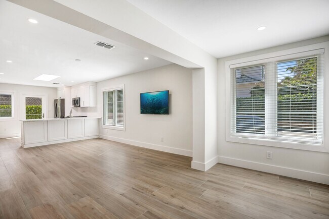 Building Photo - ** OLDE NAPLES ** 2 BED / 2 BATH - COMPLETELY REMODELED - PET OK! - ANNUAL RENTAL