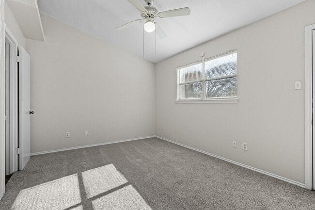 Building Photo - River Crossing ATX - Townhome - 2bd/2.5ba - W/D - Close to Downtown - $1395