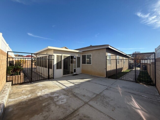 Building Photo - 2751 Garnet Ln