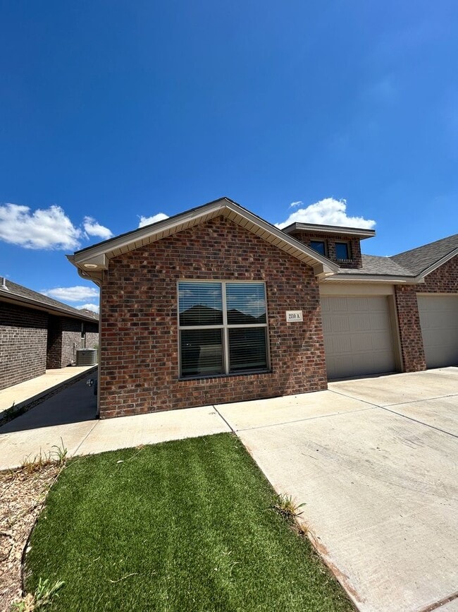 Building Photo - 3 bed 2 bath Duplex  Available 9/10!