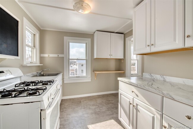 Building Photo - 220 5th Ave