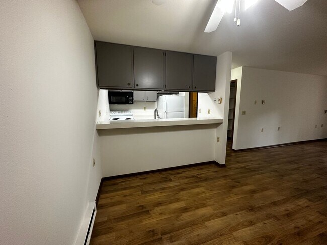 Building Photo - Spacious 1 Bedroom Condo with Pool