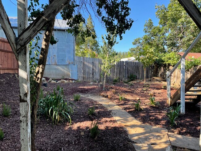 Building Photo - 418 W Main St